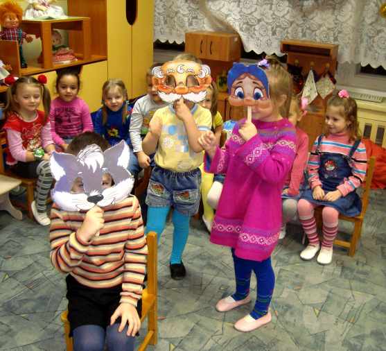 Три ребёнка в масках показывают представление, остальные дети наблюдают