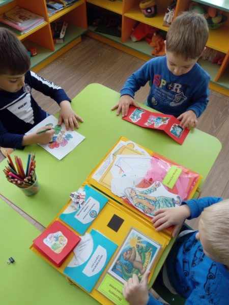 Старшие дошкольники занимаются с лэпбуком по сказкам К. Чуковского