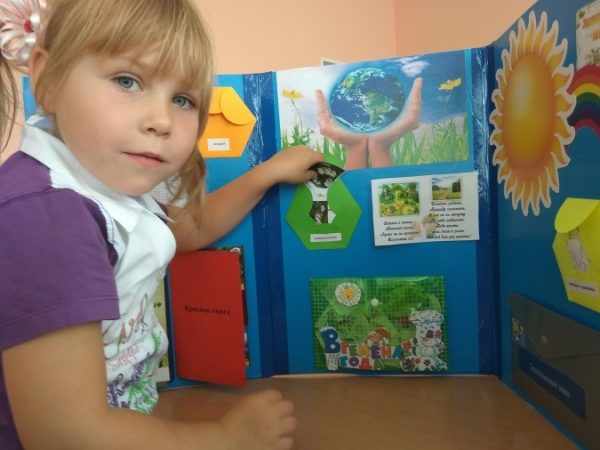 Девочка занимается с экологическим лэпбуком