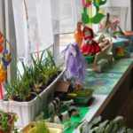 Эколуголок на подоконнике: мини-огород, цветы, кукла на телеге