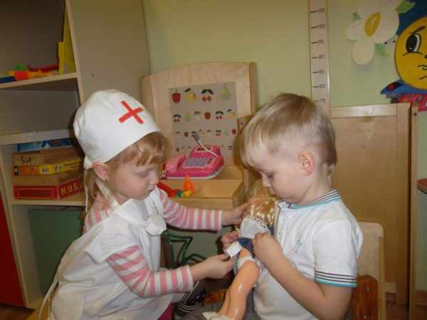 Мальчик и девочка играют в больницу
