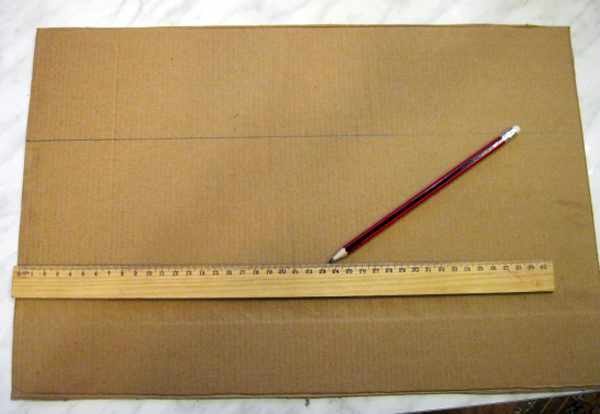 Лист картона разлинован, на нём лежат линейка и карандаш