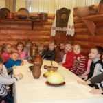 Дети в музее русской старины