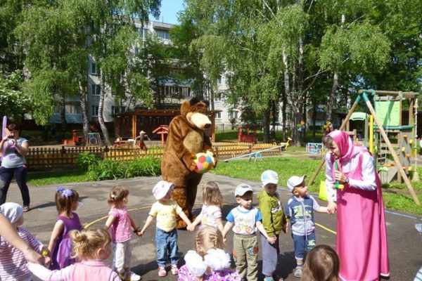 Малыши гуляют на площадке с персонажами мульфильма «Маша и Медведь»