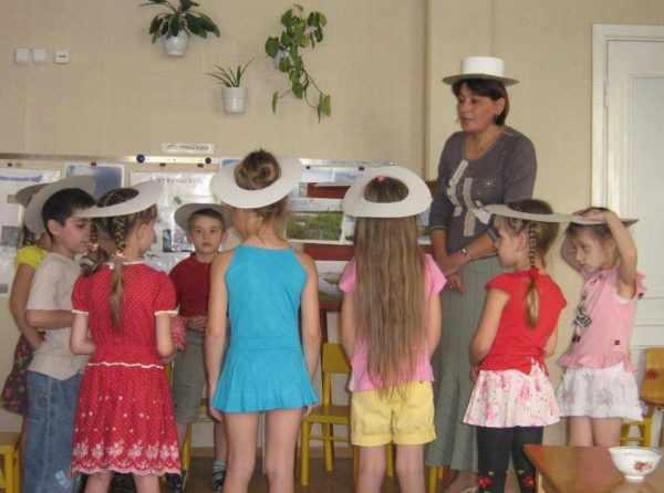 Дети и педагог в бумажных шляпах