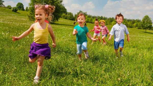 Дети бегут по траве