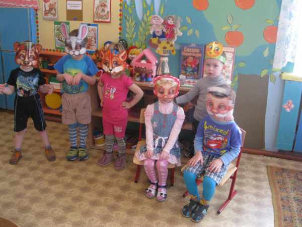 Дети в масках сказочных персонажей