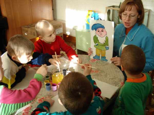 Педагог показывает картинку с гномом, дети рисуют