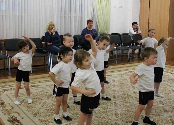 Дети выполняют упражнение в спортивном зале