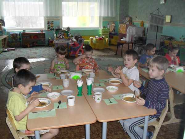 Дошкольники обедают в детском саду