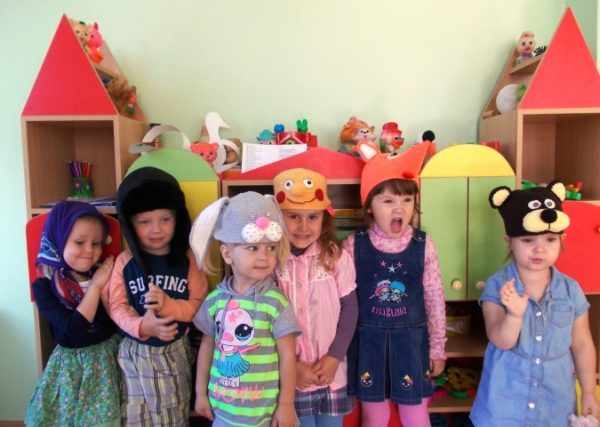 Дети в шапочках с мордочками животных