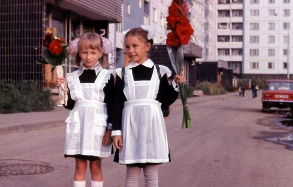 две девочки с букетами перед школой