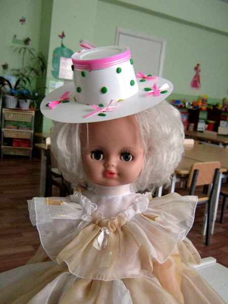 Кукла в оригинальной шляпке и нарядном платье