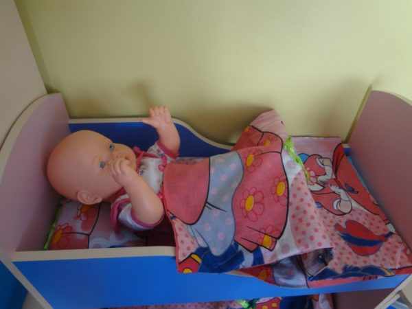 Кукла в кроватке