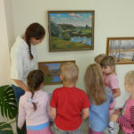 Дети и воспитатель на выставке картин