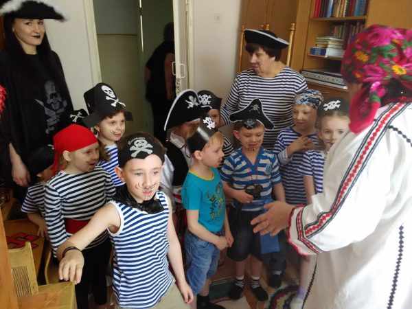 Дети и воспитатели в костюмах пиратов