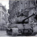 Танки едут по Праге в мае 1945 г