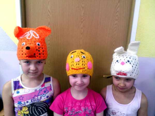 Три девочки в вязаных масках-шапочках