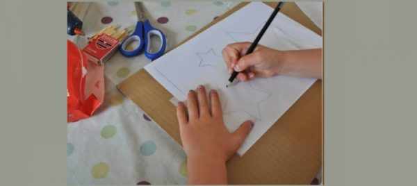Ребёнок рисует звезду