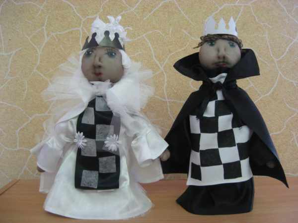 Куклы, изображающие шахматного короля и королеву
