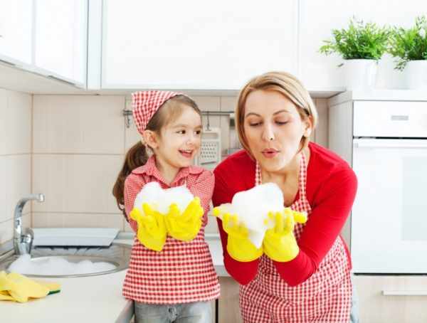 Девочка и мама моют посуду