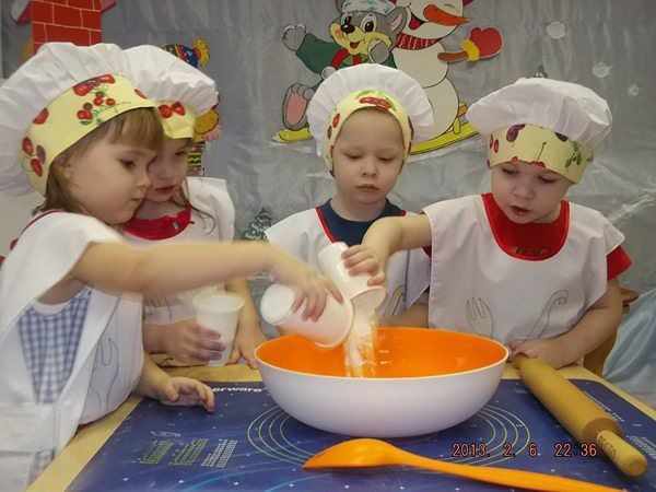 Четверо детей в костюмах поваров