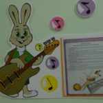 Стенд с изображением зайца из мльтфильма «Ну, погоди!»