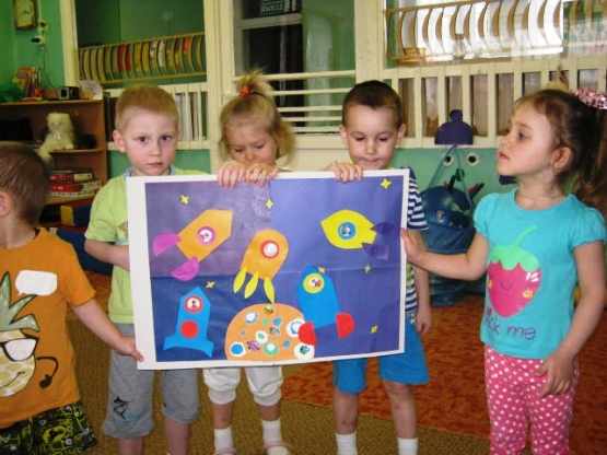 Дети держат плакат с аппликацией на космическую тему