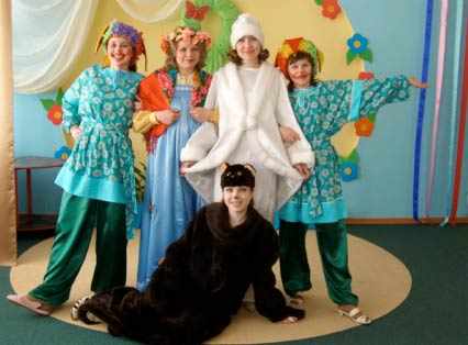 Пятеро взрослых в костюмах: снегурочка, барышня, медведь, скоморохи