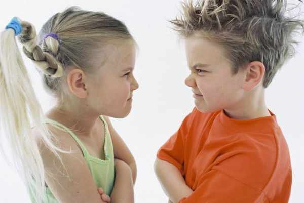 Мальчик и девочка спорят