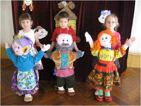 Трое детей с напольными куклами