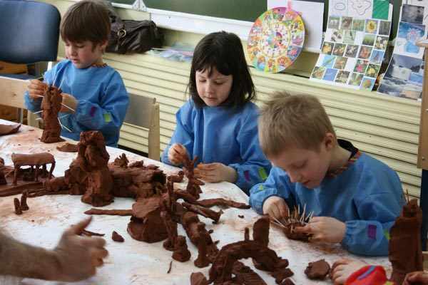 Дети создают композицию из глины