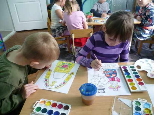 Дети раскрашивают картинки красками
