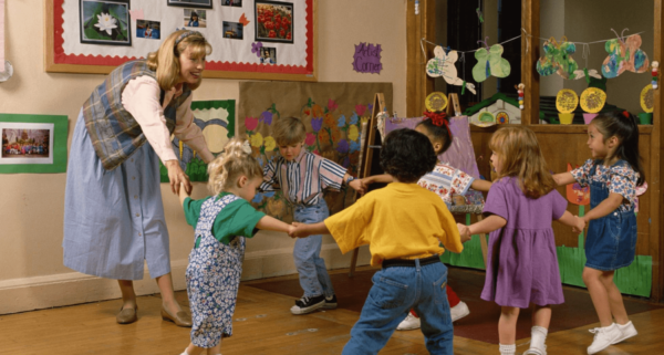 дети и воспитатель танцуют