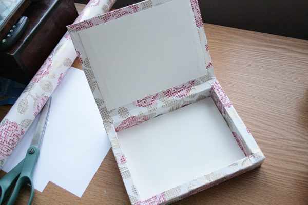 Коробка из-под конфет, обклеенная бумагой