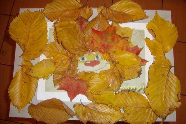 Нарисованная мордочка львёнка с гривой из осенних листьев