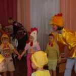 Пятеро детей и взрослый в костюмах показывают представление