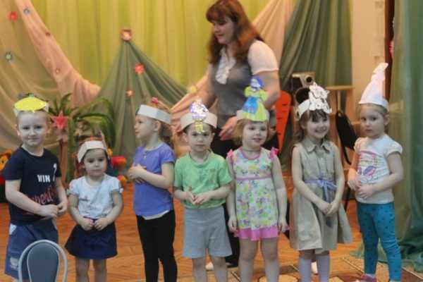 Воспитательница и дети в шапочках с героями сказки