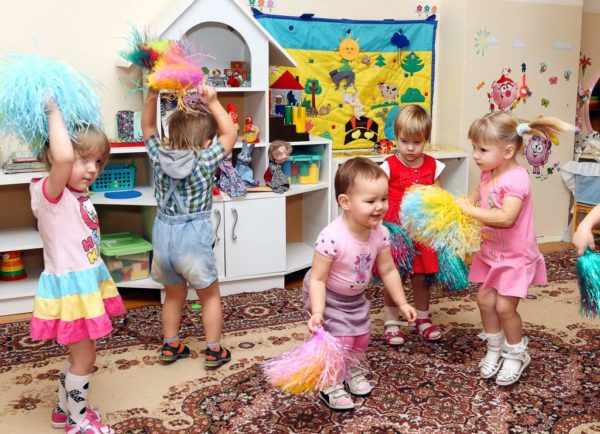 Четыре девочки и мальчик танцуют с султанчиками в помещении группы ДОУ