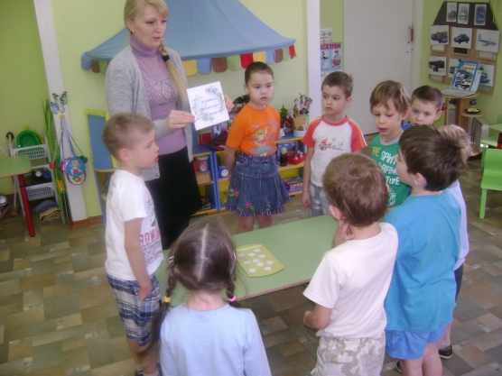 Дети стоят вокруг стола