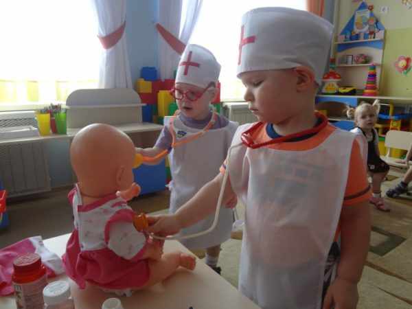 Дети в роли докторов лечат куклу