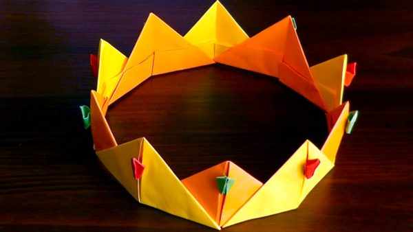 Корона из бумаги, выполненная в технике оригами