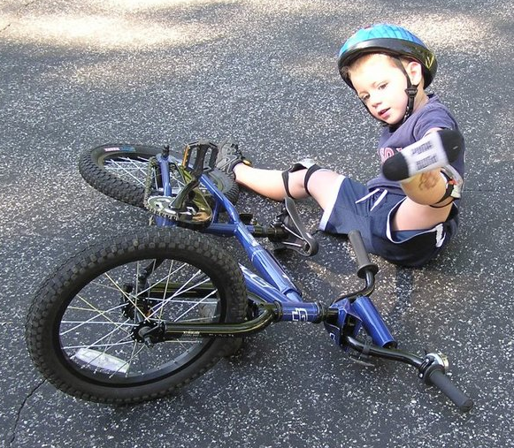 Мальчик упал с велосипеда