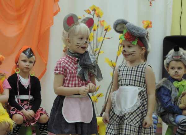 Дошкольники в костюмах животных разыгрывают этюд-импровизацию