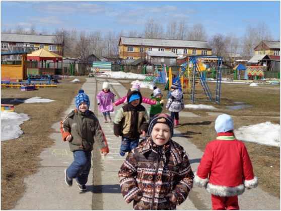 Дети на дороге около детского сада, зима