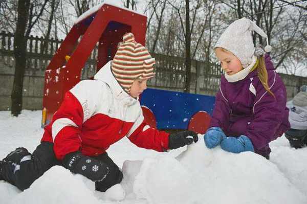 Двое детей играют в снегу