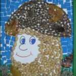 Изображение гриба, выполненное из семян, орехов и цветной бумаги