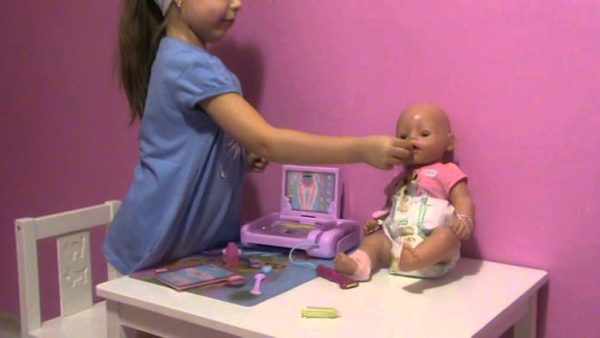 Ребёнок лечит куклу в сюжетно-ролевой игре