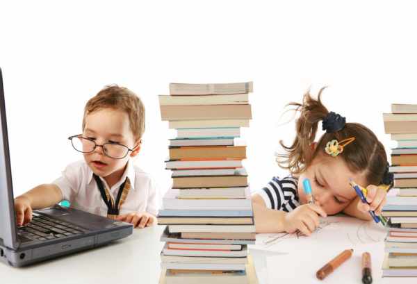 Мальчик в очках, девочка, ноутбук и две стопки книг
