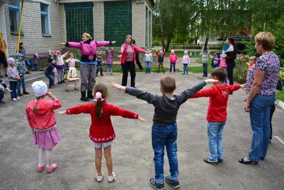 Дети и взрослые играют на площадке в «Карлики и великаны»